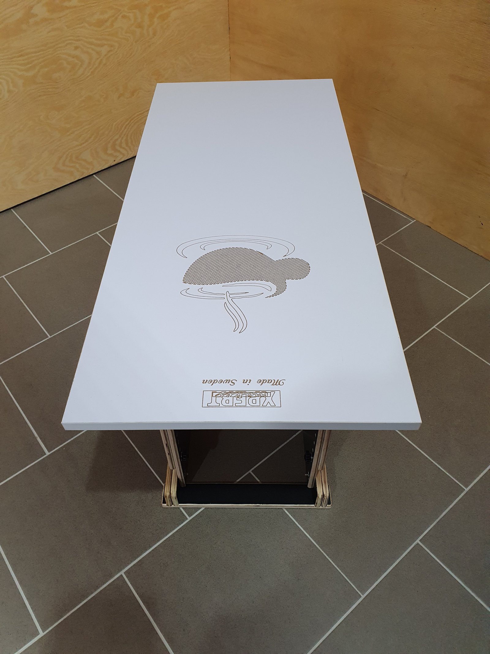 Engraved coffee table - coffee cup model